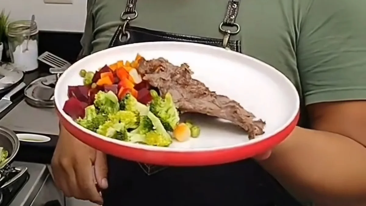 "¡Bistec sin aceite y ensalada rusa fácil! 🥩🥗✨"