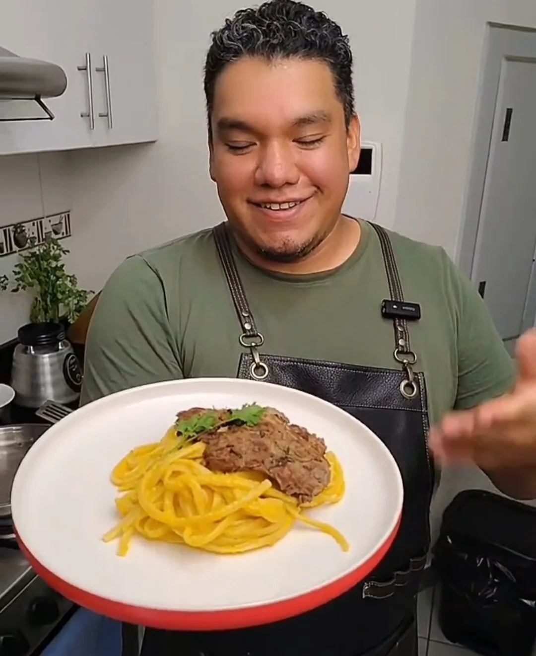 Filete de res frita SIN ACEITE con tallarines a la huancaina